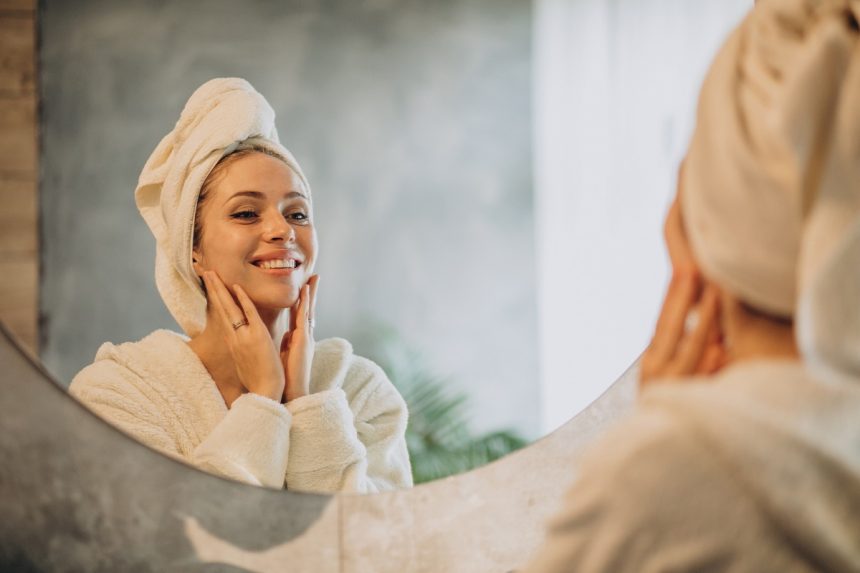 Woman at home applying cream mask pięć kroków do zdrowej skóry